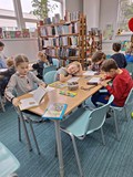 dzieci wykonują pracę plastyczną