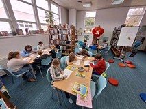 dzieci wykonują pracę plastyczną