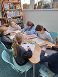 dzieci wykonują pracę plastyczną