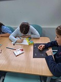 dzieci wykonują pracę plastyczną