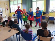 superbohaterowie rozmawiają z dziećmi
