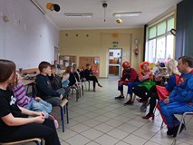 czytanie książki dzieciom