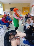 dzeci przymierzają okulary