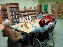 zebrani dyskutują o książce