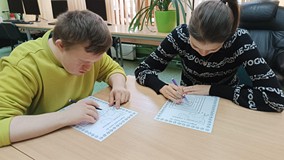 Uczestnicy podczas wykonywania prac plastycznych