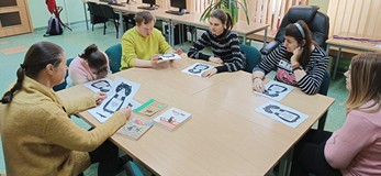 Uczestnicy podczas wykonywania prac plastycznych