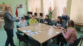Uczestnicy podczas wykonywania prac plastycznych