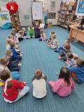 bibliotekarka czyta opowiadanie dzeciom