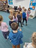 dzieci wcielają się w rolę bibliotekarza