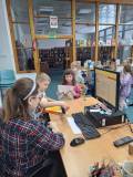 dzieci wcielają się w rolę bibliotekarza