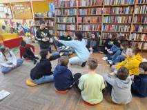 Młodzież wraz z bibliotekarką podczas warsztatów