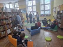 Czteroosobowa grupa prezentuje swoją pracę