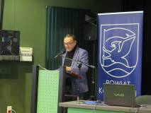 Przemawia dyrektor Koszalińskiej Biblioteki Publicznej Dariusz Pawlikowski w czasie Powiatowej konfe