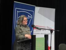 Prelegentka Anna Kotowska omawia zastosowanie sztucznej inteligencji w bibliotekach