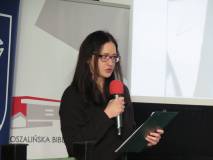 Prelegentka Klaudia Górzyńska przedstawia sylwetkę Antoniego Słonimskiego