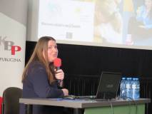 Barbara Pelc przedstawia bibliotekę gminną w Manowie