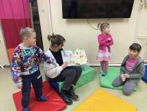 Bibliotekarka czyta książkę dzieciom