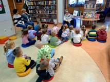 Gosia czyta Smerfom książkę