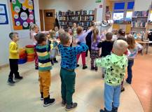 Przedszkolaki symulują odpalanie silników samolotu przed startem