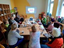 Na zdjęciu COOLturalne 6 rozpoczynają wirtualną podróż do Chin z cudowną przewodniczką - Małgorzatą