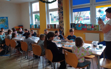 Na zdjęciu grupa uczestników zajęć feryjnych rozpoczyna pracę z długopisami 3D
