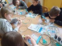 Na zdjęciu feriowicze drukują za pomocą długopisów 3D miecze i zakładki do książek