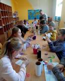 Na zdjęciu feriowicze pod kierunkiem pana Tomka konstruują kalejdoskop