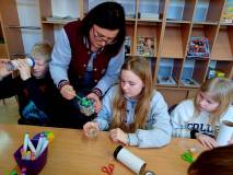 Na zdjęciu pani Kinga dorzuca nieco błyskotek do kalejdoskopu