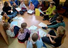 Na zdjęciu pani Kasia wprowadza grupę feriowiczów w świat dadaistów