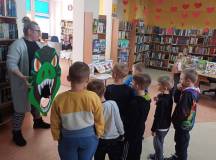 Przedszkolaki karmią T-rexa