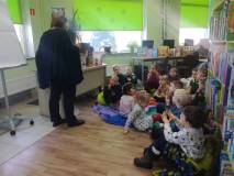 Bibliotekarka opowiada dzieciom o kotach