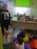 Bibliotekarka pokazuje dzieciom wizerunek kota z bajki