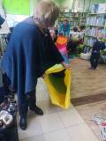 Dzieci wychodzą z biblioteki „magicznym” tunelem