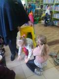 Dzieci wychodzą z biblioteki „magicznym” tunelem