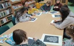 Uczestnicy podczas wykonywania prac plastycznych