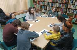 Uczestnicy podczas wykonywania prac plastycznych