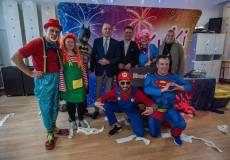 superbohaterowie pozują do wspólnego zdjęcia z prezydentem miasta Tomaszem Sobierajem, Wojewodą Zach