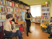 Renata Piątkowska w filii bibliotecznej w Dobrzycy