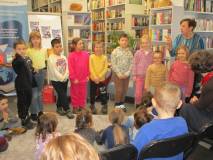 Renata Piątkowska w filii bibliotecznej w Sarbinowie