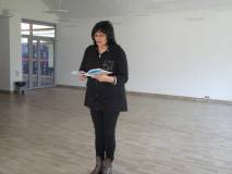 Bibliotekarka prezentuje wyjatkowo pięknie czytany tekst w czasie warsztatów