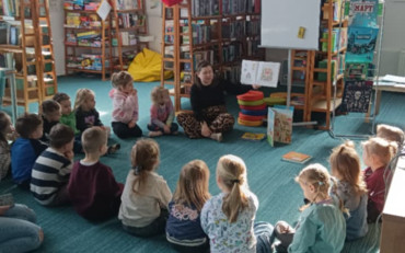 bibliotekarka czyta opowiadanie dzeciom