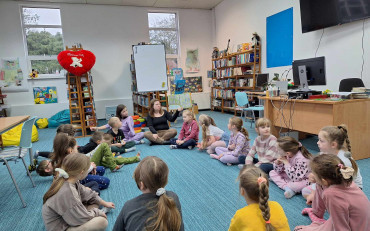 bibliotekarka czyta opowiadanie dzeciom