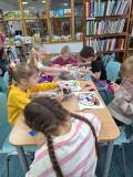 dzieci wykonują pracę plastyczną