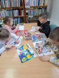 dzieci wykonują pracę plastyczną