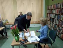 Pani Lucyna podpisuje książki