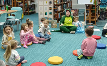 bibliotekarka rozmawia z dziećmi