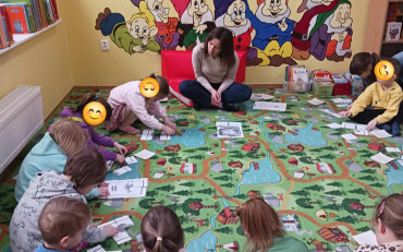 Bibliotekarka i dzieci rozmawiają o wiośnie