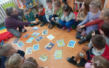 Bibliotekarka z przedszkolakami