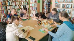 Wspólne czytanie książki o motylach