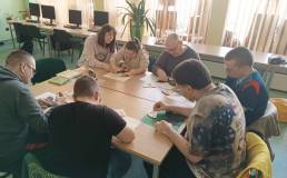 Uczestnicy malują motyle